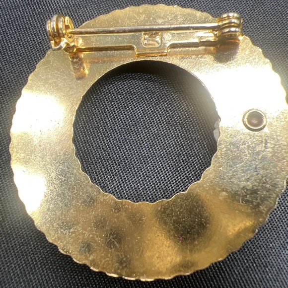 Vintage lot of 2 brooches/pins.   The pearl one is marked Mamselle - Picture 5 of 8